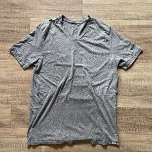 BUNDLE & SAVE! Men's LUCKY BRAND heather grey v-neck tee, size L